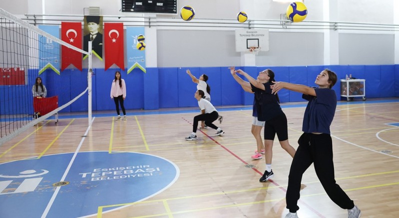 Tepebaşı Belediyesi voleybol kurslarında çalışmalar aralıksız devam ediyor