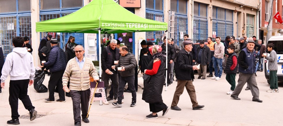 Tepebaşı, Cuma namazından sonra cami önlerinde çorba dağıttı