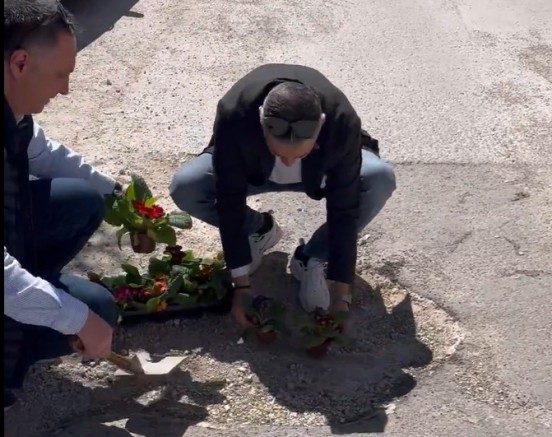 Tepebaşı'nda çukurlar çiçek açıyor!