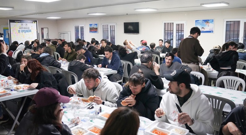 Üniversite öğrencilerine ücretsiz akşam yemeği büyük ilgi gördü