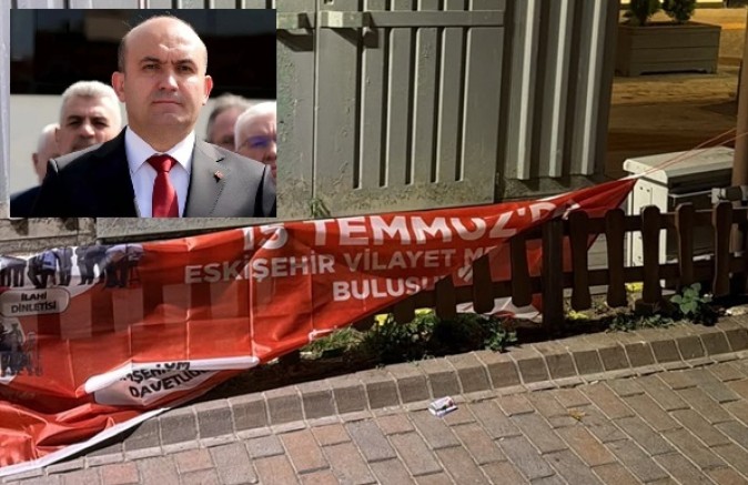 Valiliğin 15 Temmuz pankartını Odunpazarı indirdi, Albayrak ateş püskürdü!