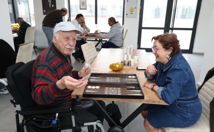 Yaşlı Bakım Merkezinde zarlar neşe için atıldı